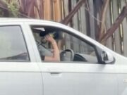 Momentul în care o şoferiţă este surprinsă bând vin dintr-o sticlă, cu puţin timp înainte să provoace un accident