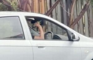 Momentul în care o şoferiţă este surprinsă bând vin dintr-o sticlă, cu puţin timp înainte să provoace un accident