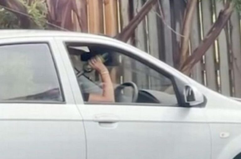 Momentul în care o şoferiţă este surprinsă bând vin dintr-o sticlă, cu puţin timp înainte să provoace un accident