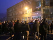 Protest la Lupeni, după blocarea minerilor în subteran. Senatoarea Șoșoacă – baie de mulțime