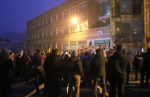 Protest la Lupeni, după blocarea minerilor în subteran. Senatoarea Șoșoacă – baie de mulțime