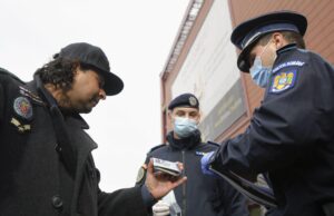 Petrecere de botez, spartă de poliţiştii vâlceni. Oamenii legii au dat amenzi şi la un eveniment privat din Capitală