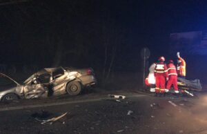 Un şofer de 30 de ani a murit, după ce maşina în care s-a afla a intrat într-un TIR încărcat cu carne de porc congelată