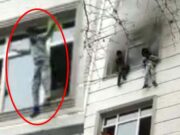 O mamă din Turcia şi-a aruncat copiii pe geam, ca să-i salveze din apartamentul în flăcări. Vecinii i-au prins cu păturile