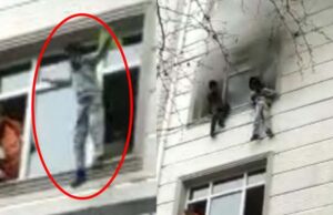 O mamă din Turcia şi-a aruncat copiii pe geam, ca să-i salveze din apartamentul în flăcări. Vecinii i-au prins cu păturile