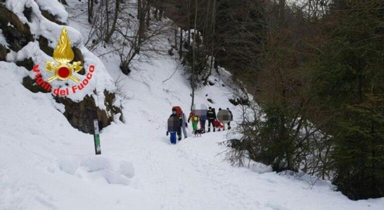 O fetiță de cinci ani și-a văzut părinții murind, după ce au alunecat de pe o stâncă, în Italia