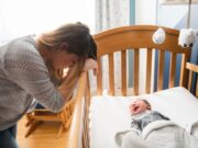 Naștere după o relație abuzivă. „Tatăl copilului amenința că-mi dă foc în maternitate. După 10 luni, am plecat de la el, fără copil”