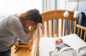 Naștere după o relație abuzivă. „Tatăl copilului amenința că-mi dă foc în maternitate. După 10 luni, am plecat de la el, fără copil”