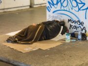 Un român din Germania a ajuns să doarmă pe străzi, după ce a fost înşelat de patronii la care lucra