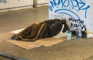 Un român din Germania a ajuns să doarmă pe străzi, după ce a fost înşelat de patronii la care lucra