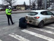 Şoferiţă, obligată de un poliţist să îşi cureţe numerele de înmatriculare. Femeia a fost şi amendată