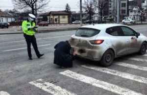 Şoferiţă, obligată de un poliţist să îşi cureţe numerele de înmatriculare. Femeia a fost şi amendată