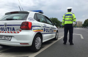 Cinci tineri au fost urmăriţi şi percheziţionaţi, după ce au aruncat un pachet suspect din mașină, într-o parcare din Piteşti