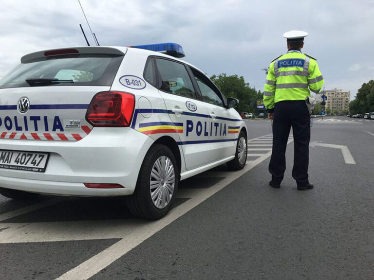 Cinci tineri au fost urmăriţi şi percheziţionaţi, după ce au aruncat un pachet suspect din mașină, într-o parcare din Piteşti