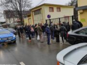 Șoferii nu mai au voie să parcheze lângă școli!