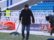 Imaginile care fac inconjurul Europei! Lucescu a pus mana pe LOPATA si s-a apucat sa dea zapada de pe gazon la meciul lui Dinamo! Video senzational