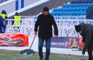 Imaginile care fac inconjurul Europei! Lucescu a pus mana pe LOPATA si s-a apucat sa dea zapada de pe gazon la meciul lui Dinamo! Video senzational