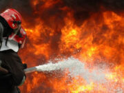 Apartament în flăcări în Constanța. O femeie a căzut de la etajul 6, încercând să scape de incendiu