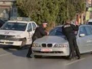 Poliţişti luaţi pe capotă de o şoferiţă, în timp ce dirijau traficul la ieşirea din Galaţi