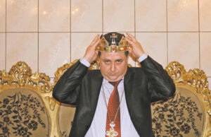 Regele romilor, săltat de mascați. Dan Stănescu s-a trezit cu jandarmii la porţile Palatului de Aramă