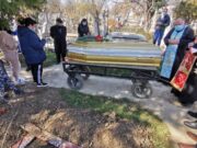 Imagini de la înmormântarea Corneliei Catanga. A fost îngropată cu sicriul sigilat și cu doar câțiva apropiați la căpătâi!