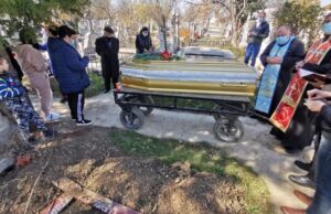 Imagini de la înmormântarea Corneliei Catanga. A fost îngropată cu sicriul sigilat și cu doar câțiva apropiați la căpătâi!