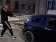 Un tânăr și-a distrus propria mașină cu o bâtă de baseball: „Ți-a fugit iubita cu altul? Apelează la noi! Seriozitate și profesionalism”