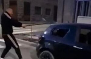 Un tânăr și-a distrus propria mașină cu o bâtă de baseball: „Ți-a fugit iubita cu altul? Apelează la noi! Seriozitate și profesionalism”