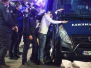 Încă o noapte de proteste în întreaga țară, de data aceasta violente. Jandarmii au intervenit în forță