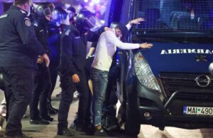 Încă o noapte de proteste în întreaga țară, de data aceasta violente. Jandarmii au intervenit în forță