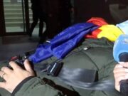 Cine este bărbatul târât de jandarmi și băgat în dubă cu forța în Piața Universității. Protestatarul a fost luat cu salvarea de la secție