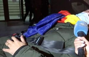 Cine este bărbatul târât de jandarmi și băgat în dubă cu forța în Piața Universității. Protestatarul a fost luat cu salvarea de la secție