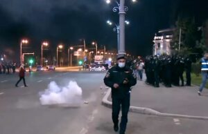 Protestele au degenerat, confruntări violente în Capitală. Zeci de protestatari au fost reţinuţi