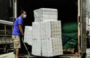 Închisoare pentru cei trei bărbaţi care au furat 600 de role de hârtie igienică, la începutul crizei sanitare