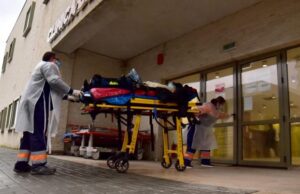 Doi pacienţi cu COVID au murit în timp ce aşteptau un loc liber la ATI, la Craiova