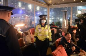 Tânăr din Capitală care trebuia să stea în carantină, găsit de polițiști la o petrecere cu alte 18 persoane