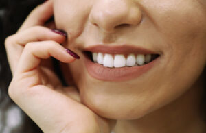 Sute de oameni ar fi fost mutilați de doi falși stomatologi, în București. Pacientă: „Sunt în stare de şoc, tremur toată. Mi-a scos măsele sănătoase”