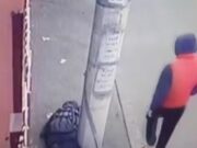 Tânărul care a jefuit un bărbat căzut pe o stradă din Bucureşti s-a ales cu dosar penal