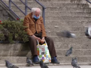 După zeci de ani de muncă, unui pensionar nici nu îi ajung banii de mâncare. “Taxele sunt mari, medicamentele scumpe”