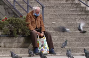 După zeci de ani de muncă, unui pensionar nici nu îi ajung banii de mâncare. “Taxele sunt mari, medicamentele scumpe”