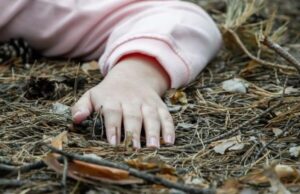 Olteancă de 14 ani, violată în pădure!