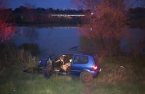 Poliția a făcut doi adolescenți să sară în Bega!