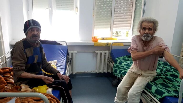 REPORTAJ din România unei pandemii seculare: sărăcia. Doi oameni fără adăpost au fost uitați de autorități într-un salon de la UrgențeUrgențe