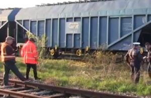 Un copil de 12 ani s-a electrocutat, după ce a urcat pe vagonul unui tren, în Iaşi. Băiatul are arsuri pe 30% din suprafaţa corpului