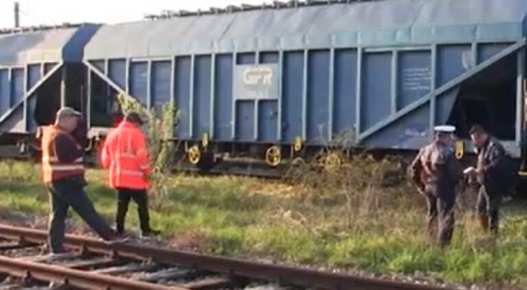Un copil de 12 ani s-a electrocutat, după ce a urcat pe vagonul unui tren, în Iaşi. Băiatul are arsuri pe 30% din suprafaţa corpului