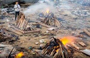 Situație scăpătă de sub control în India! Cadavrele sunt incinerate în parcuri sau pe străzi