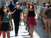 Surse: Restricțiile ar putea fi eliminate în august. Condiția pentru a renunța complet la mască