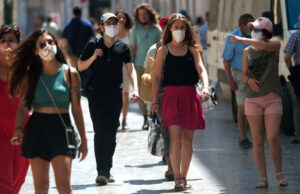 Surse: Restricțiile ar putea fi eliminate în august. Condiția pentru a renunța complet la mască