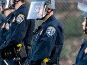 Doi polițiști din SUA, anchetați după ce au pus la pământ o bătrână care suferă de demență