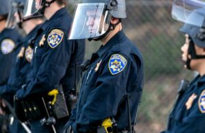 Doi polițiști din SUA, anchetați după ce au pus la pământ o bătrână care suferă de demență